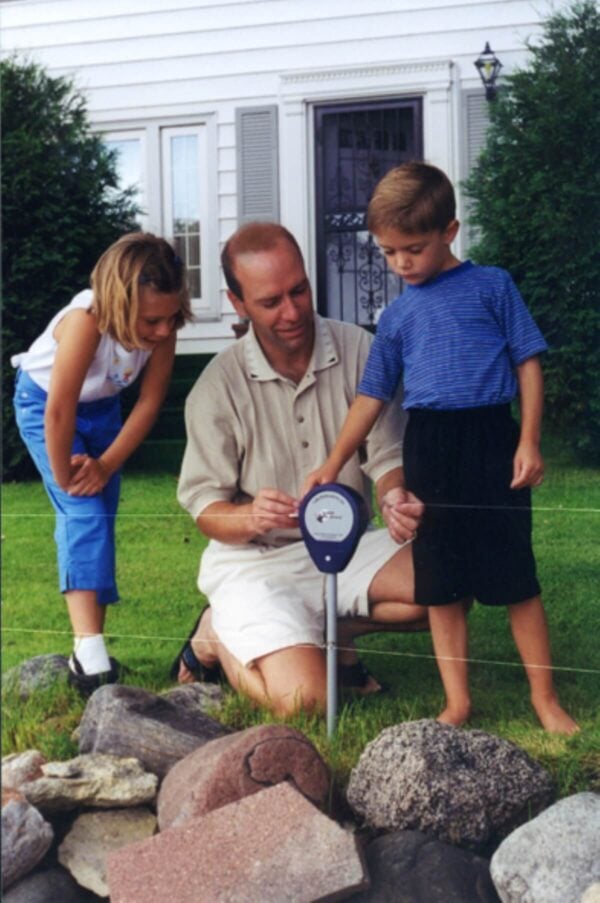 Family setting up a Goose D-Fence.