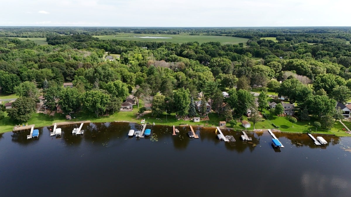 Drone shot of Coon Lake lakefronts.